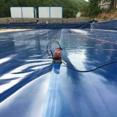 Liner di geomembrana in HDPE nero a bassa permeabilità per sistemi di contenimento secondari