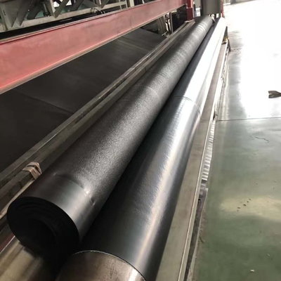 Contenuto di nero di carbonio 2,0-3,0% Resistenza alla rottura ≥ 25KN/m Allungamento alla rottura ≥ 700% Geomembrana in HDPE per l'industria mineraria