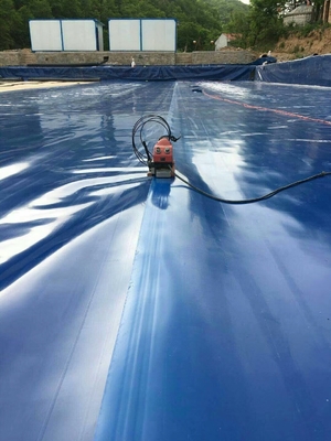Geomembrana in HDPE blu per piazzole di lisciviazione in cumulo e dighe di sterili minerari