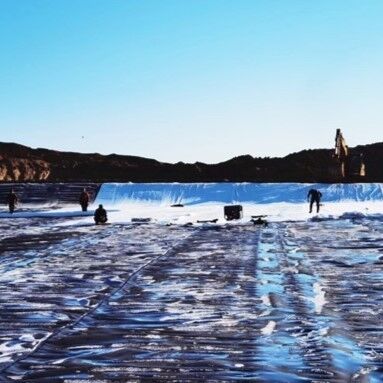 Liner di geomembrana in HDPE nero a bassa permeabilità per sistemi di contenimento secondari