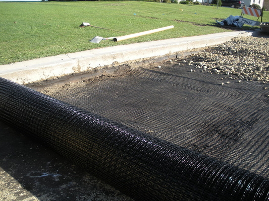 Eccellente resistenza ai raggi UV Geogrid in fibra di vetro per la costruzione stradale 1m-6m Larghezza 12-50mm Dimensione della griglia