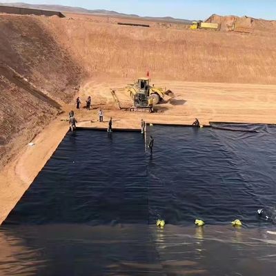 Contenuto di nero di carbonio 2.0-3.0 percento, spessore del rivestimento in geomembrana HDPE 0.1-3.0 mm, resistenza alla perforazione 20N, adatto per applicazioni industriali